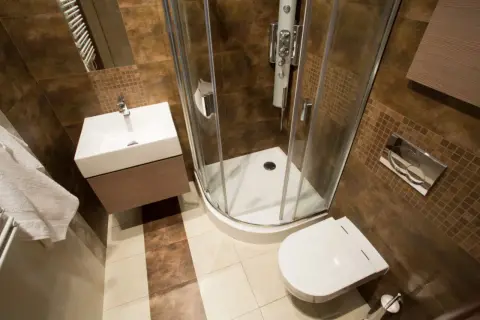 Kleines Bad mit Dusche, WC und Waschbecken. So lässt sich ein 3 qm kleines Bad gestalten, auch wenn es nur 4 qm sind.