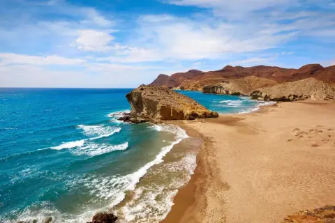 Playa Indiana Jones en Almería, con aguas turquesas y formaciones rocosas que evocan aventuras.