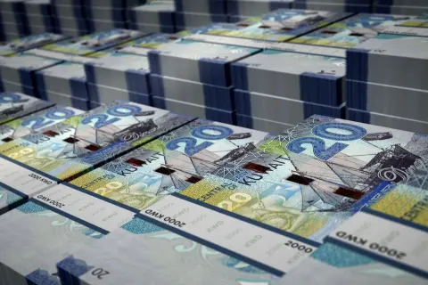 Stosy banknotów 20 dinarów kuwejckich, jednej z najdroższych walut świata, tworzą imponujący widok bogactwa.