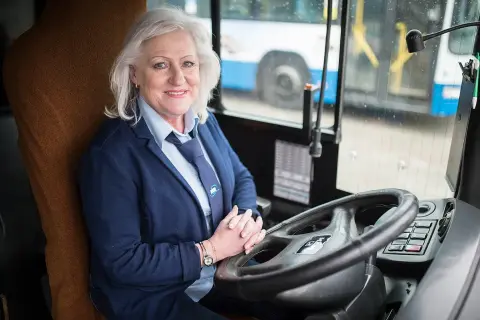 Co powinna robić opiekunka w autobusie, aby zapewnić bezpieczeństwo dzieci