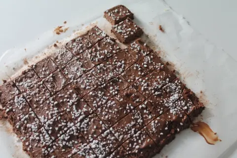 Chokladbollar i långpanna, skurna i rutor och strösslade med pärlsocker. Perfekt för fikat!