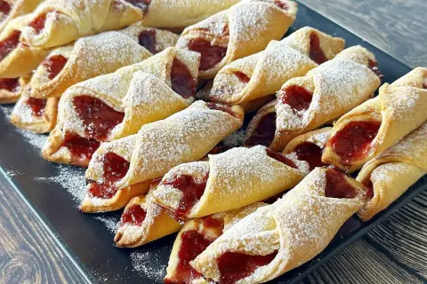 Pyszne, domowe babcine ciastka na drożdżach z dżemem, posypane cukrem pudrem. Idealne na deser.