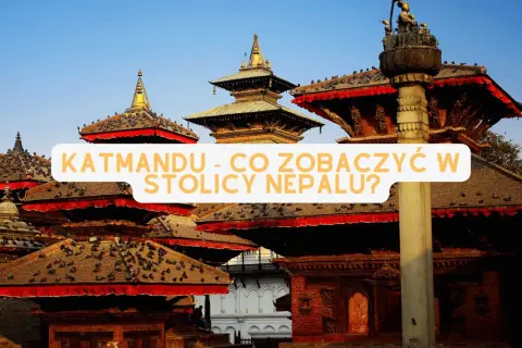 Tradycyjne pagody w Katmandu, stolicy Nepalu, pokryte dachówkami i ozdobione czerwonymi tkaninami, z gołębiami na dachach.