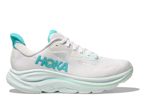 Weißer Hoka Schuh mit türkisfarbenem Logo und Akzenten. Viele positive Hoka Schuhe Erfahrungen sprechen für diesen Laufschuh.