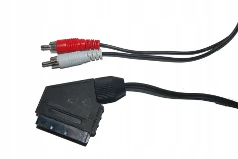 Kabel SCART z wtyczkami cinch (czerwoną i białą) na białym tle.