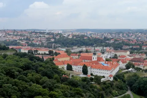 Blick über Prag mit Kloster und roten Dächern. Tolle Prag Reisetipps für deinen Urlaub!