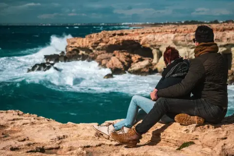 Para w Ayia Napa podziwia burzliwe morze i skaliste wybrzeże. Niezapomniane widoki i atrakcje czekają!