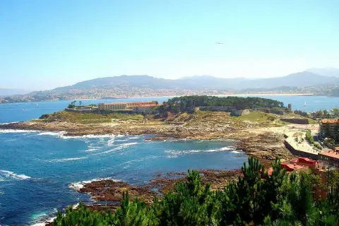 Vista panorámica de la fortaleza de Monterreal, con el mar azul y la costa rocosa.