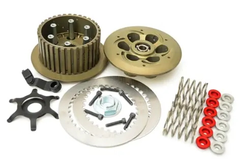 Conjunto de componentes de un embrague antirrebote para moto, incluyendo discos, resortes y plato de presión.