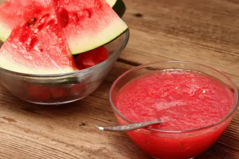 Frische Wassermelonenscheiben in einer Schüssel und eine Schüssel mit leckerer, selbstgemachter Melonen Marmelade.