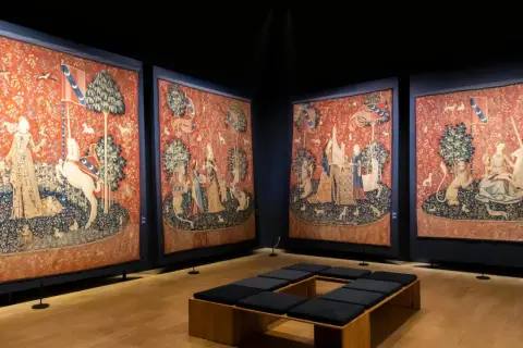 Vier Wandteppiche mit Einhörnern und Damen im Musée national du Moyen Âge.