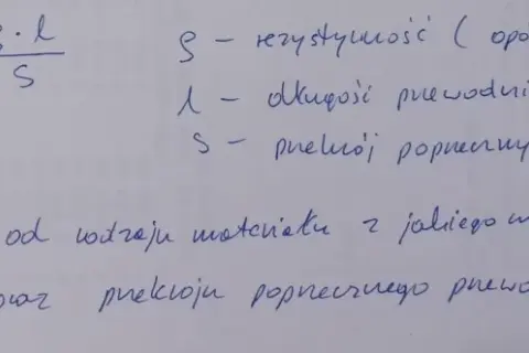 Ręcznie napisany wzór na opór elektryczny R = ρ·l/S z definicjami symboli.