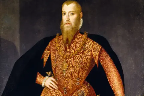 Erik 14, kung av Sverige, bär en utsmyckad guldröd dräkt och en svart mantel.