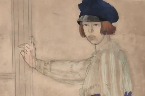 Portret młodego chłopca w granatowej czapce, z rudymi włosami, w pasiastym ubraniu. Jego dłoń uniesiona, jakby wskazywał coś, co przypomina styl Carrington.