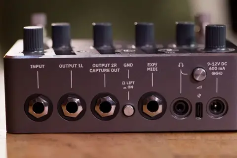 Tył urządzenia z wejściami i wyjściami, w tym INPUT, OUTPUT, GND, EXP/MIDI, USB-C i zasilanie. To zaawansowany ir loader.