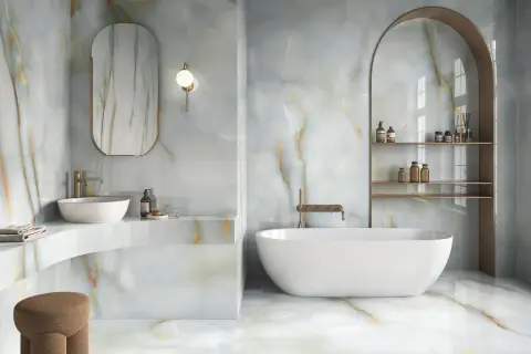 Bagno di lusso con vasca freestanding e lavabo su misura, rivestimenti in onice traslucido con venature dorate. Idee abbellire il bagno con stile.