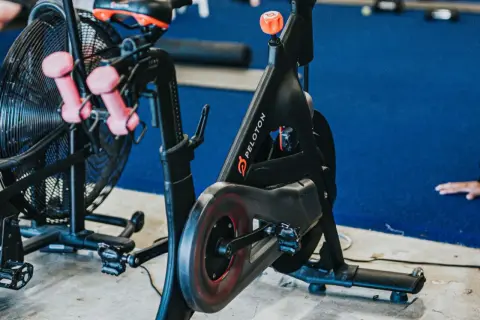 Rower magnetyczny Peloton. Gdy opór szwankuje, sprawdź mechanizm.