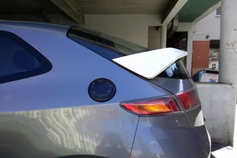 Szary samochód Honda Civic VII z białym spoilerem na klapie bagażnika.