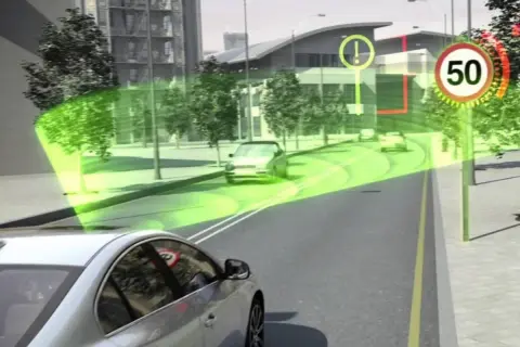 Sistema di riconoscimento della segnaletica stradale: un'auto rileva un segnale di limite di velocità di 50 km/h e un segnale di avviso.