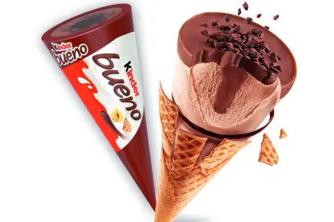 Dwa lody Kinder Bueno w wafelkach, jeden w opakowaniu, drugi rozpadający się.