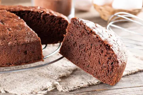 Una fetta di soffice torta alla nutella, appena sfornata, su una griglia di raffreddamento.