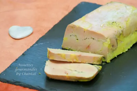 Tranche de foie gras mi cuit, prêt à être dégusté. Une touche de jaune vif souligne sa texture.