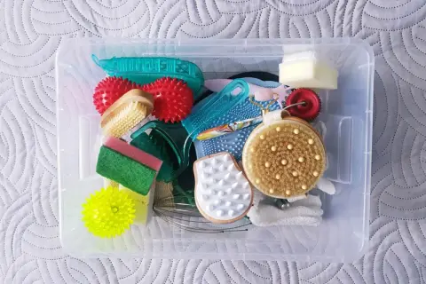 Jak zrobić pomoce sensoryczne DIY? Rozwój dziecka krok po kroku