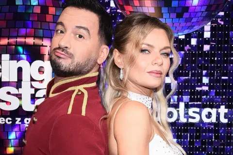 Stefano Terrazzino i jego życie prywatne w blasku fleszy. Tancerz i jego partnerka pozują na tle błyszczącej ścianki.