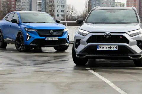 Niebieski i srebrny SUV na parkingu. Idealne auta na przykładowy leasing samochodu.