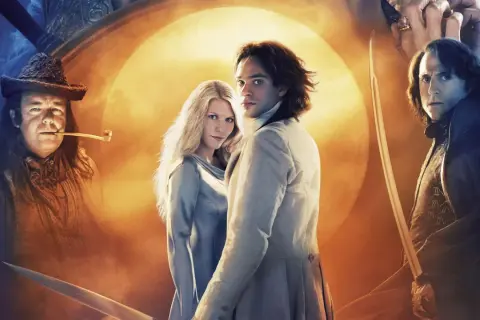 Postery z fajne filmy przygodowe/fantasy: para w strojach z epoki, mężczyzna z fajką i tajemniczy jegomość z mieczem.