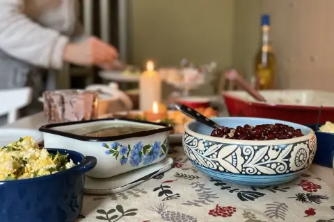 Välkommen till julbordet! Här finns läckra rätter och en flaska vin som väntar.