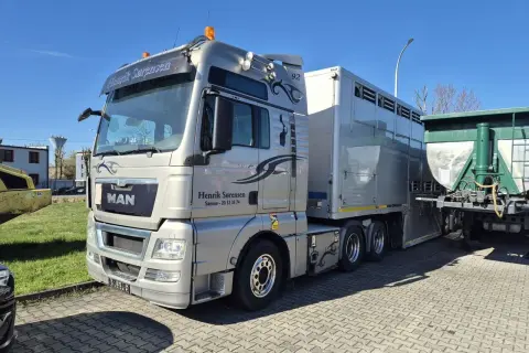 Ciężarówka do transportu zwierząt Henrik Sørensen. Sprawdź nasz transport zwierząt cennik.