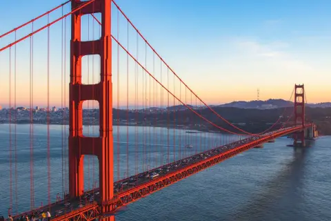 Zachód słońca nad Zatoką San Francisco, oświetlający słynny Golden Gate Bridge.