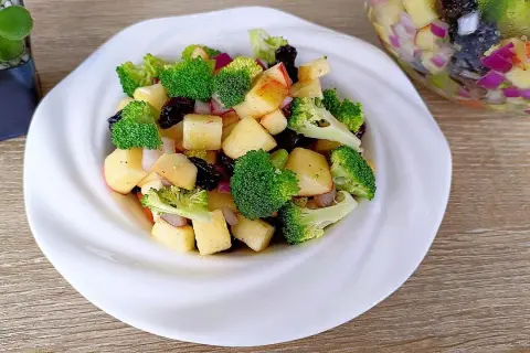 Ensalada de brócoli y manzana: Receta fácil, sana y versátil