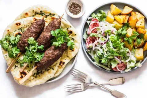 Ile kalorii ma kebab z frytkami? Zaskakujące wartości kaloryczne