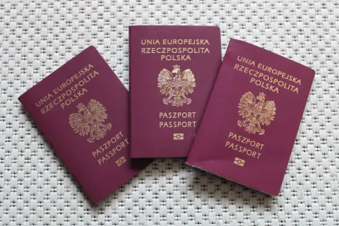 Trzy polskie paszporty, gotowe do podróży. Sprawdź wymagania paszportowe przed wyjazdem.