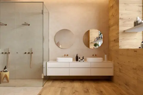 Un bagno moderno con un perfetto abbinamento colori piastrelle bagno: tonalità neutre e calde che creano un'atmosfera rilassante.