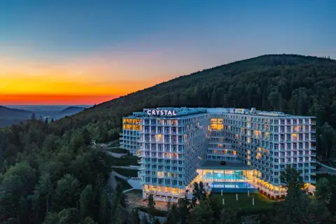 Nowoczesny hotel Crystal w górach, z basenem i widokiem na zachód słońca. Idealne miejsce dla szukających najlepszych hoteli w górach.