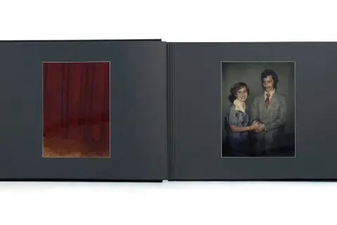 Aneta Grzeszykowska w albumie: z lewej czerwona kurtyna, z prawej para w strojach z lat 70.