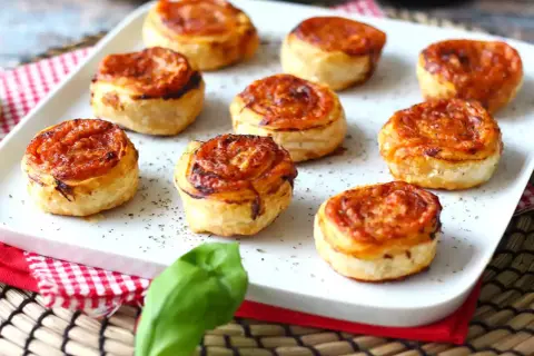 Chrupiące ciasto francuskie w airfryer, z sosem pomidorowym i serem, tworzy pyszne przekąski.