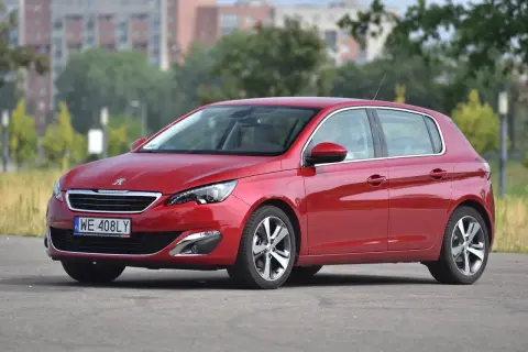 Czerwony Peugeot 308, gotowy na wymianę żarówki H7.