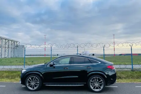 Czarny Mercedes GLE 400d coupe na tle lotniska.