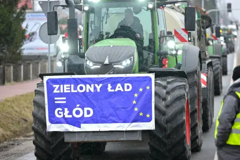 Rolnicy protestują przeciwko Zielonemu Ładowi, który ich zdaniem oznacza głód. Traktory jadą w kolumnie.