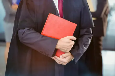 Jak bronić się w sądzie bez adwokata i uniknąć najczęstszych błędów