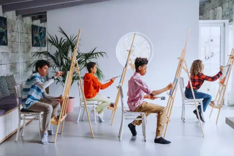 Des enfants concentrés sur leurs toiles, un tableau facile à peindre pour exprimer leur créativité.