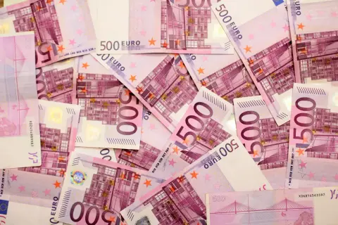 Stos banknotów 500 euro.
