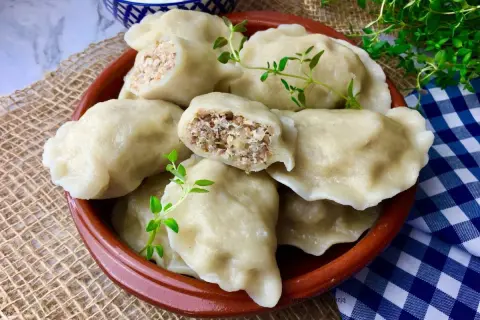Pyszne pierogi z kaszą gryczaną i serem, idealne na obiad. Sprawdzony przepis na domowe danie.