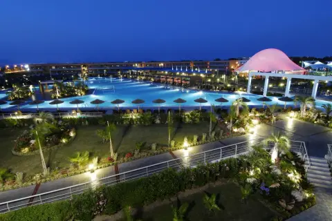 Piękny basen i teren resortu nocą. Wiele osób szuka **blue lagoon resort opinie** przed rezerwacją.