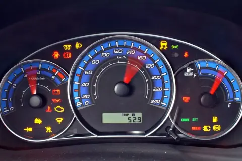Deska rozdzielcza Ford Kuga z wieloma kontrolkami, w tym ABS, poduszka powietrzna i ostrzeżenie o niskim poziomie paliwa.