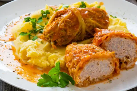Gołąbki w sosie pomidorowym z puree ziemniaczanym. Idealny sposób, jak ugotować ryż do gołąbków, by były pyszne.